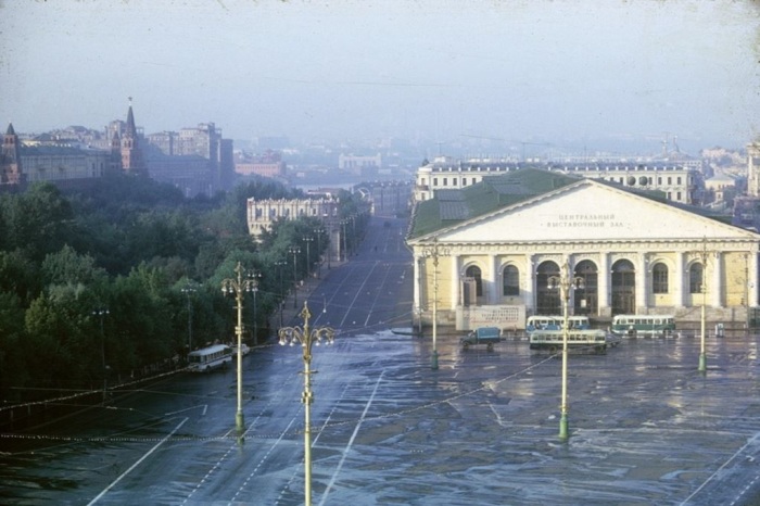 Манежная площадь со зданием Центрального выставочного зала.