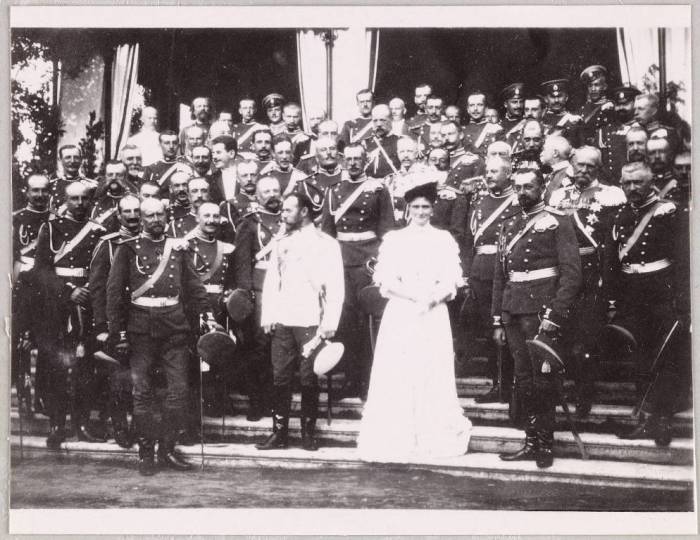 Групповой снимок государыни императрицы и государя императора с офицерами Лейб-гвардии Уланского Ея Величества полка.