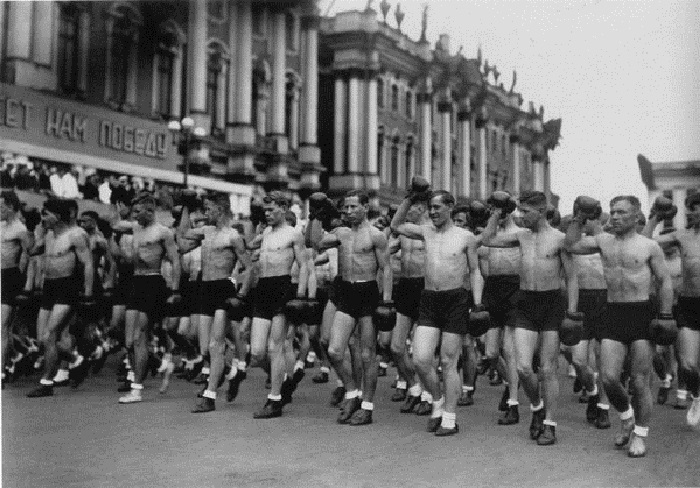 Колонна физкультурников на демонстрации. Ленинград, 1933 год. 