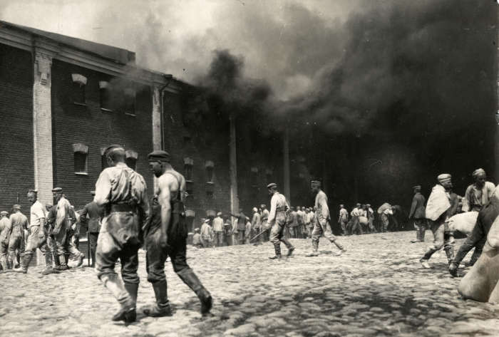 Немцы выносящие мешки с зерном из горящих складов. Брест-Литовск, 1915 год. 