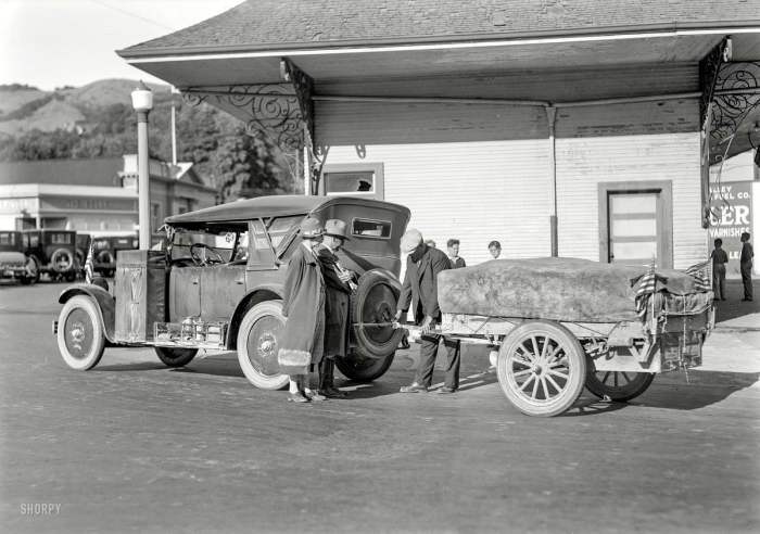 Легковой автомобиль с грузовым прицепом в 1925 году.