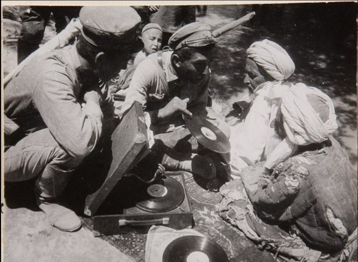 Комиссар воинского подразделения беседует с народом в окрестностях Самарканда в 1930-е годы.