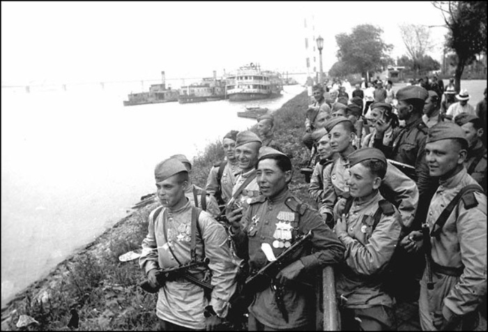 Советские воины в Харбине, 28 августа 1945 года. 