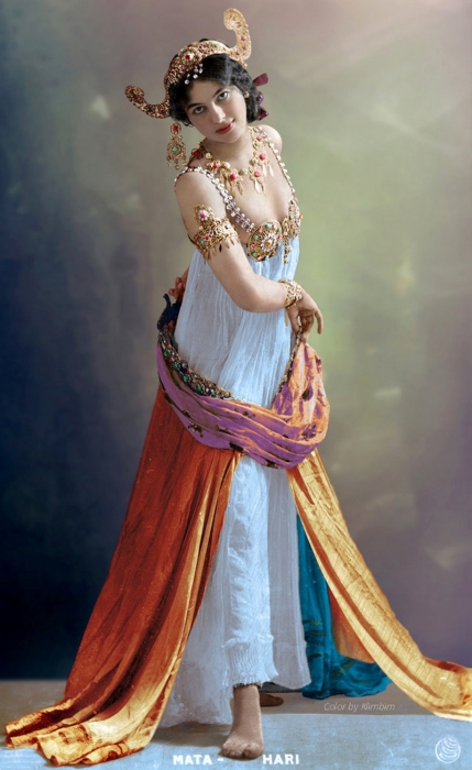 Исполнительница экзотических танцев и куртизанка фризского происхождения, подданная Нидерландов. В первое десятилетие XX века стала широко известна в Европе как танцовщица «восточного стиля». 