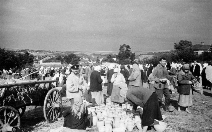 Продажа глиняной посуды на территории села в объективе фотографа Семена Фридлянда. УССР, 1950-е годы.
