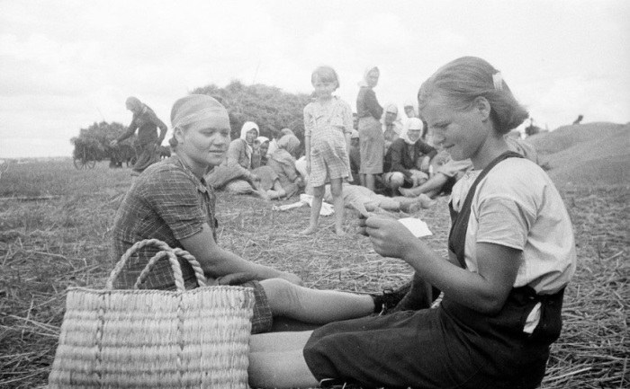 Девушки и женщины отдыхают в поле после тяжелой работы. УССР, 1950-е годы.
