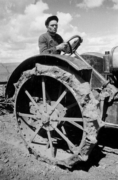 Мужчина, едущий на тракторе. УССР, 1950-е годы.