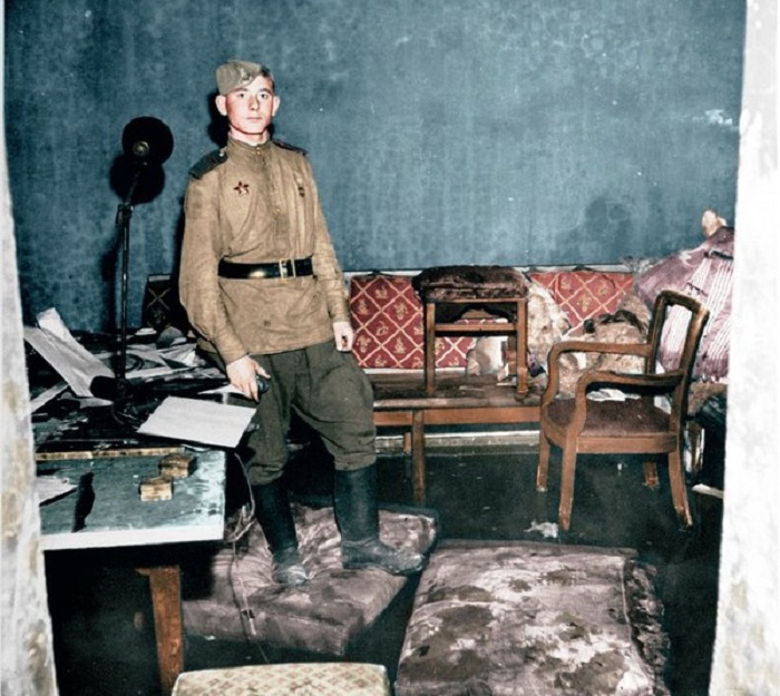 Советский солдат в бункере Адольфа Гитлера. Германия, Берлин, 1945 год.