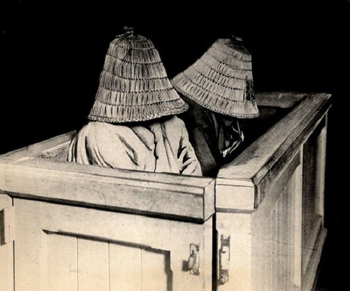 Японские женщины скрывают лица в зале суда.