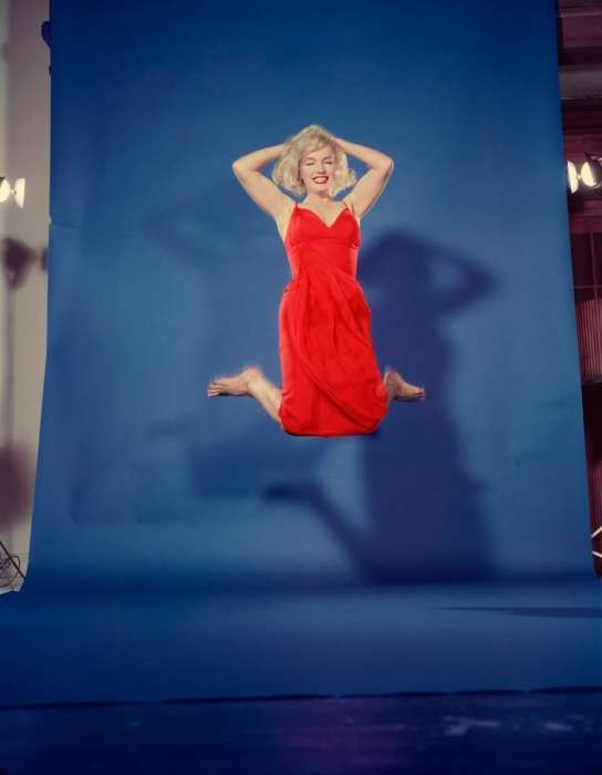 Мэрилин Монро в прыжке в 1959 году.  