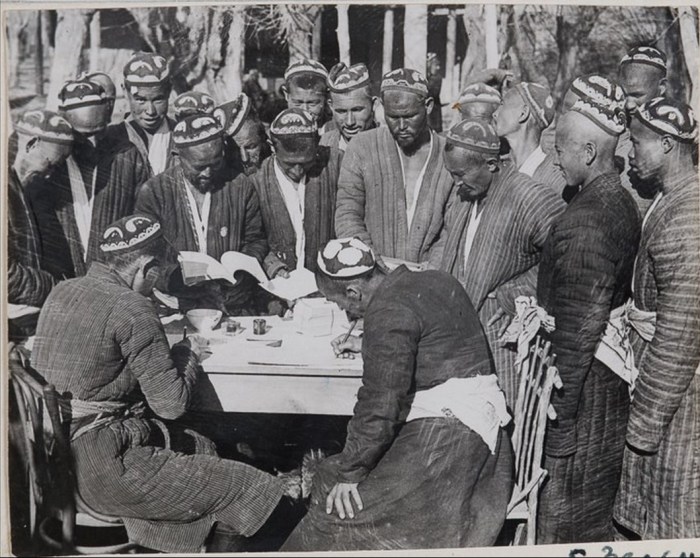 Декхане кишлака записываются на сельскохозяйственную артель. Узбекистан, 1927 год.
