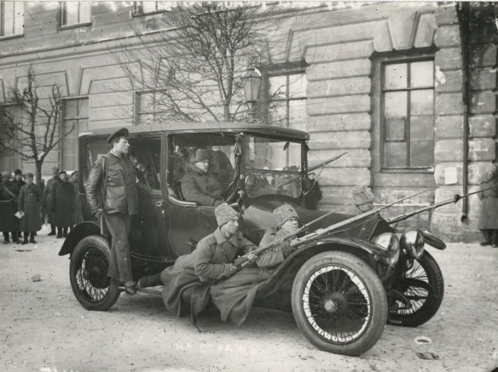 Автомобиль, сфотографированный у здания Технологического института. Россия, Петроград, 1917 год.