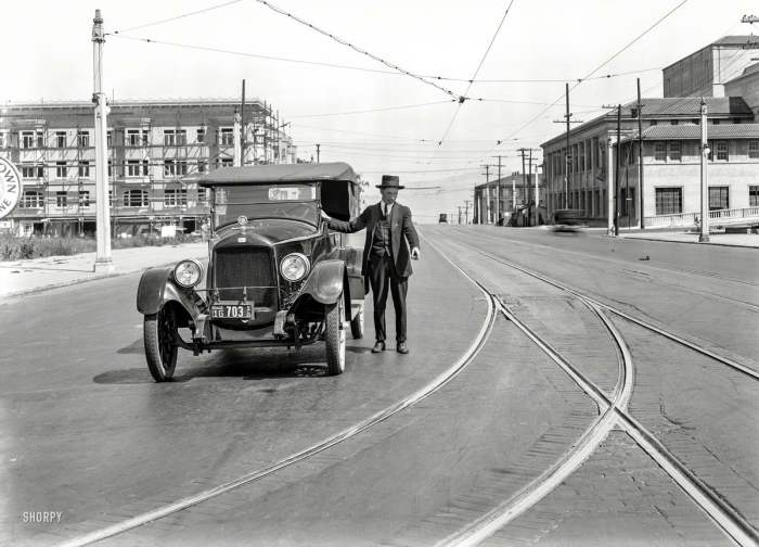 Автомобильная прогулка вдоль трамвайных путей в 1923 году.