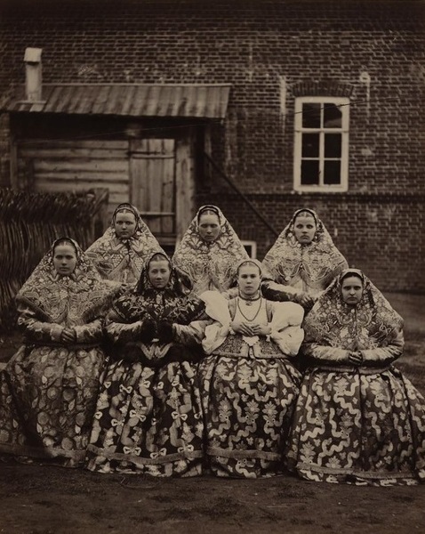  Девушки в национальных костюмах. Нижегородская губерния, 1870-х годов.