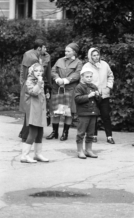 Дети гуляющие на улице. СССР, Москва, 1971 год.