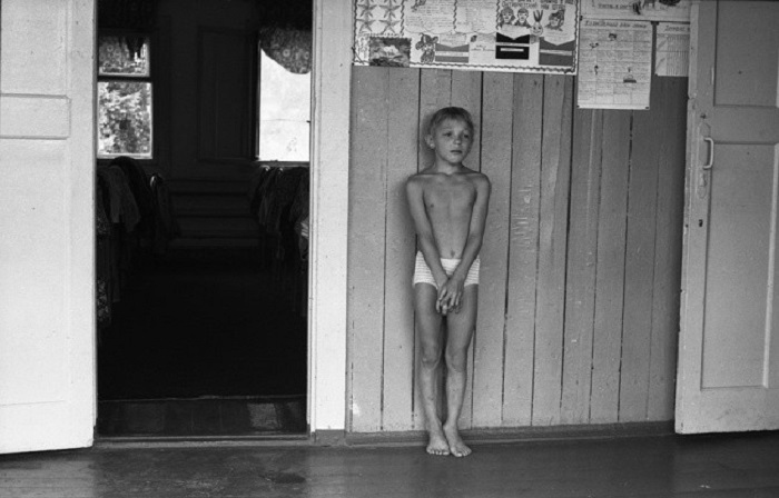 Наказанный за проступок мальчик. СССР, Спортивный лагерь «Металлург», Кузбасс, 9 августа 1979 года.
