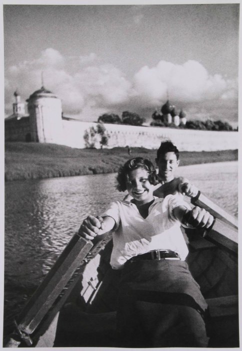 Молодежь плывет на лодке вдоль стен Калязинского монастыря в 1932 году.