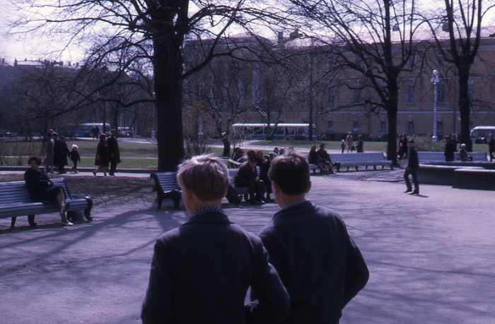 Подростки гуляющие по Ленинградскому парку. СССР, 1971 год.