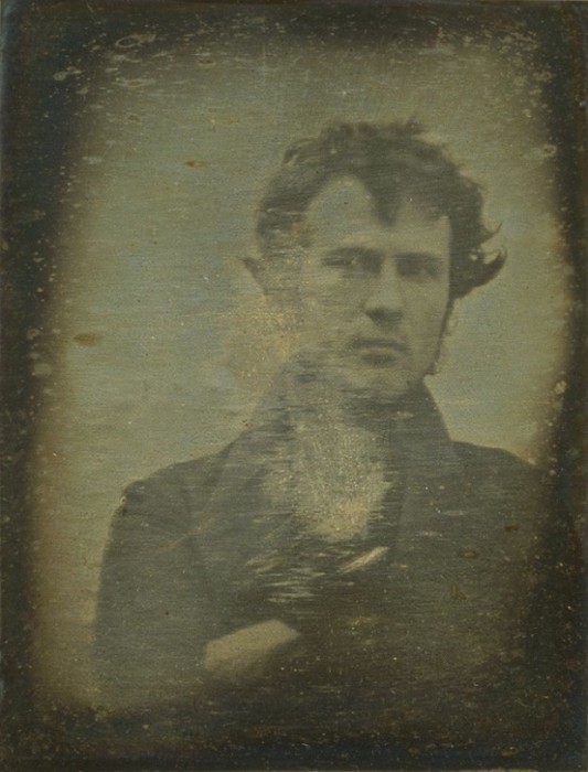 Американский пионер фотографии, автор первого в истории реалистического снимка человека (одновременно — первого в истории автофотопортрета). Роберт Корнелиус в 1839 году.