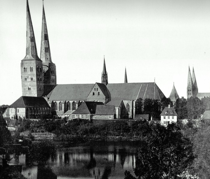 Собор, расположенный в центральной части немецкого города Любека, одно из первых крупных сооружений кирпичной готики в Балтийском регионе. Любекский собор. Германия, Любек, 1840-е годы.