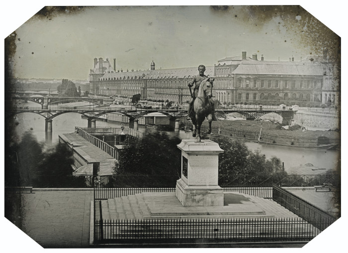 Памятник французкому королю Генриху IV был установлен 25 августа 1818 года, который представляет собой бронзовую композицию — Генрих IV в лавровом венке и в доспехах, восседающего на коне. Конный памятник королю Генриху IV. Франция, Париж, 1840 год.