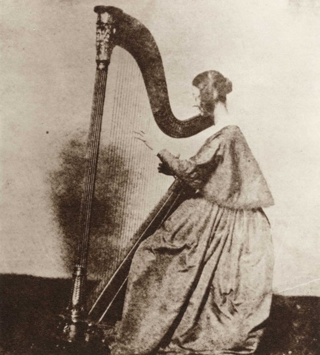 Мисс Горация Филдинг играет на арфе в 1845 году. 