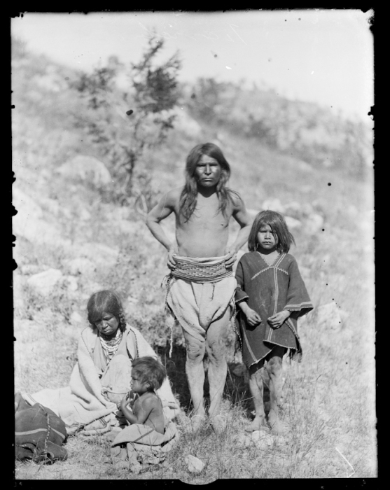 Чихуахуа. Семья из племени текоричека. 1892 год. Фотография Карла Люмхольтца.