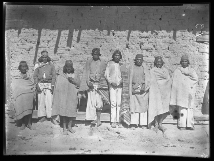 Индейцы племени тепехуана. Дуранго, 1893 год. Фотография Карла Люмхольтца.