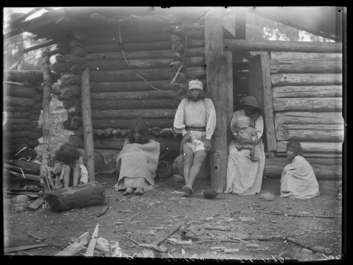  Индейцы племени тепехуана возле своих хижин. Мильпильяс, 1893 год. Фотография Карла Люмхольтца. 