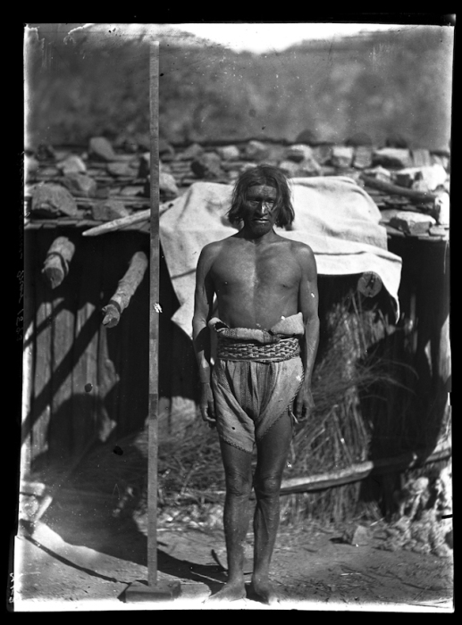  Мужчина возле измерительной рейки. Индеец племени тепехуана. 1893 год. Фотография Карла Люмхольтца.