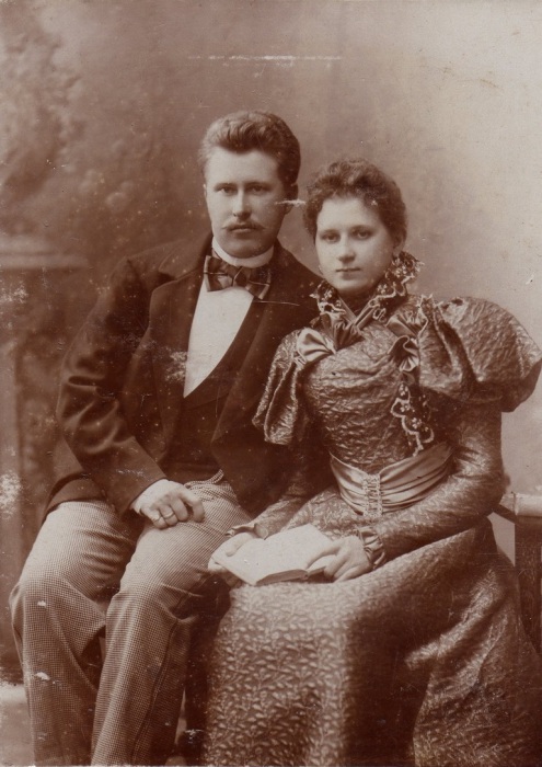  Строительный подрядчик Александр Васильевич Воробьев с женой Марией Козьминичной, после свадьбы.1897 год. 