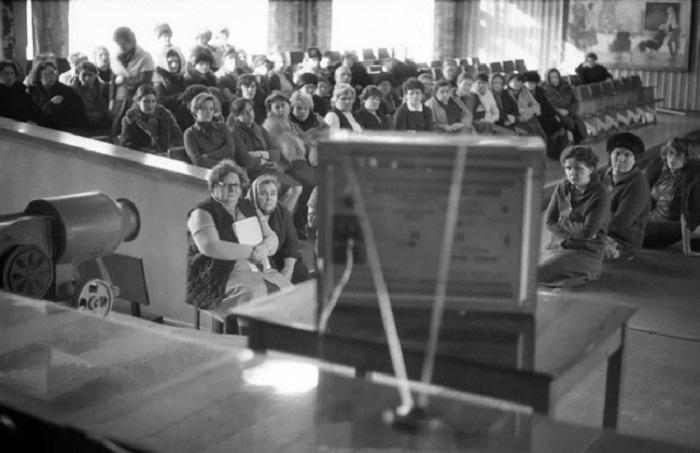 Просмотр обучающего фильма. СССР, Новокузнецк, 1980-е годы.
