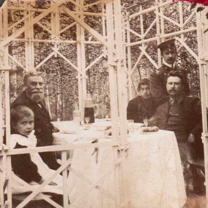 Воробьев с внучкой Анной и его сын Александр на даче в Расторгуево. 1906 год. 