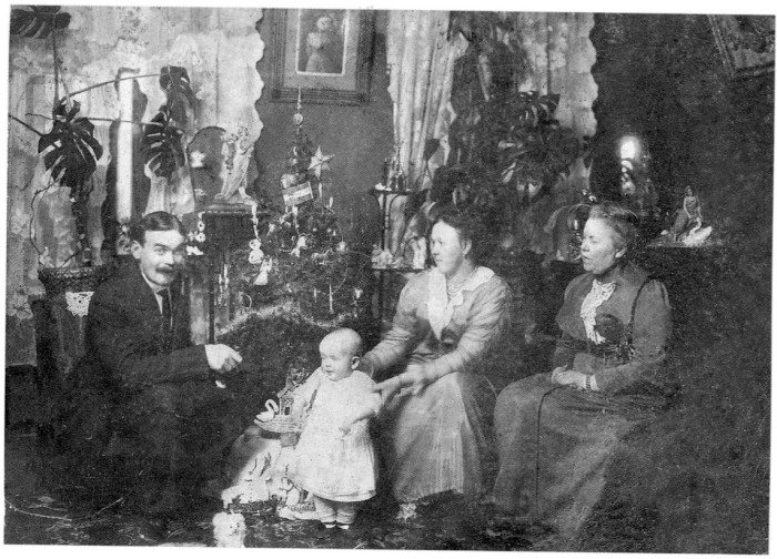 Соберг с женой, дочерью и тёщей во время празднования Нового года. Россия, Архангельск, 1914 год.