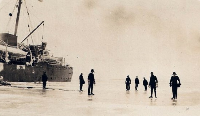Катание на льду возле английского военного корабля Ифигения. 23 ноября 1917 года.