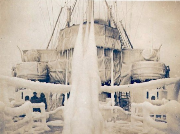 Нос полностью обледенелого во время путишествия корабля. 27 ноября 1917 года.