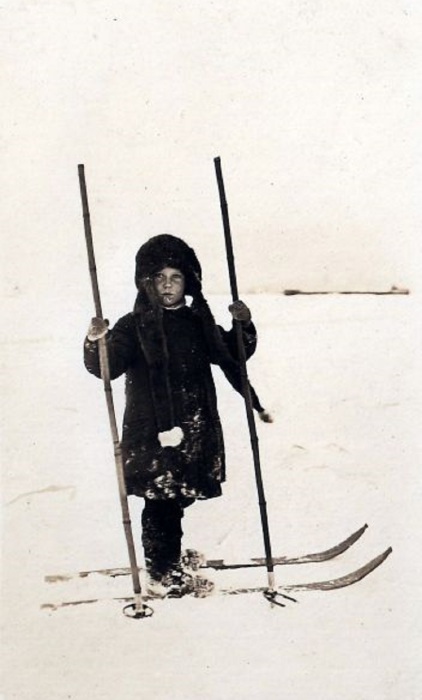 Русский мальчик на лыжах.1917 год. 