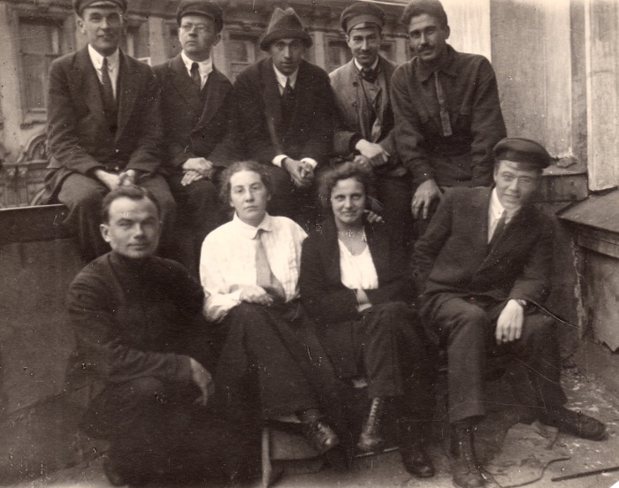 Группа учащихся возле Зоомузея МГУ. Сентябрь 1923 год.  