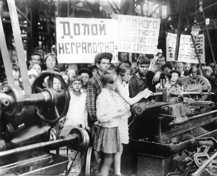 Экскурсия учащихся школы на заводе в 1930 году.