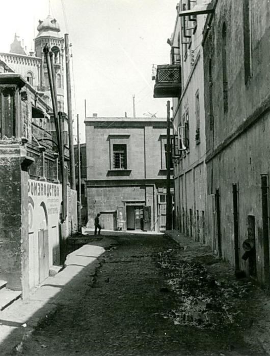 Узкая улочка неподалеку от центра города. Азербайджан, Баку, 1930 год.