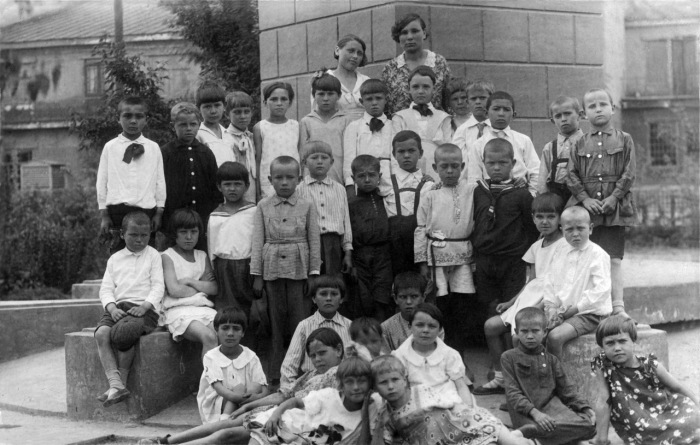 Школьники начальных классов у памятника Сталину. Казахстан, Гурьев, 1936 год.