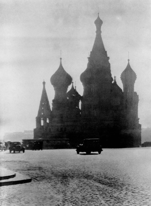 Уличная сцена ранним утром на Красной площади 1940 года. 