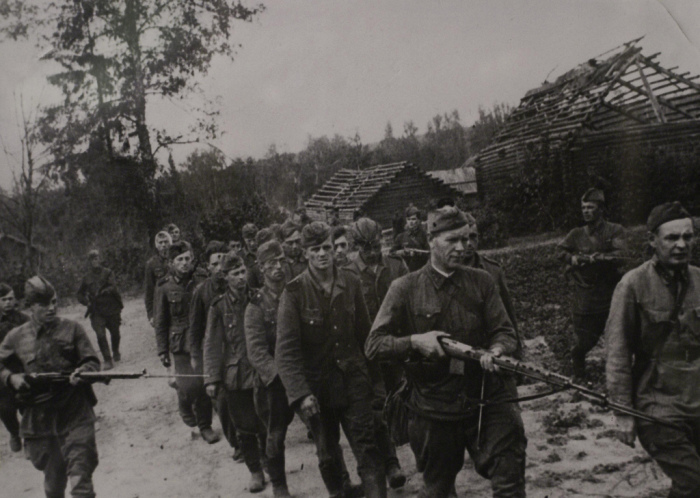  Немецкие военнопленные под охраной русских солдат. 1941 год. 