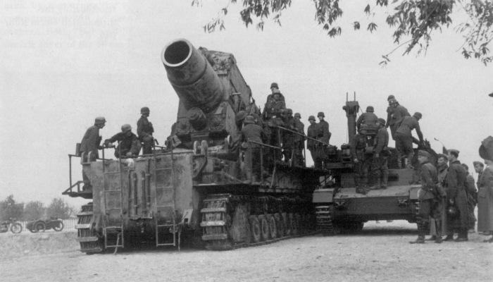  Артиллеристы 2-ой батареи 833-го тяжелого артиллерийского батальона вермахта готовят к выстрелу 600-мм самоходную мортиру Карл. Брест, 1941 год.