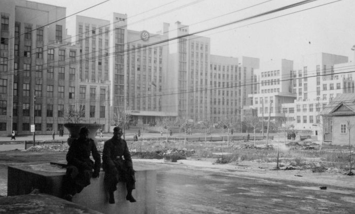 Немецкие солдаты в оккупированном городе. Минск, 1941 год. 