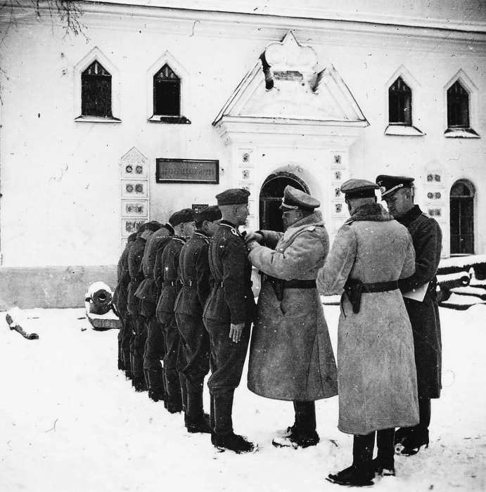 Награждение немецких солдат. Новгород, 1941 год. 