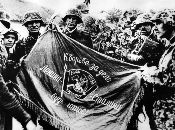 Ваффен-СС позируют с советским знаменем. 1941 год. 