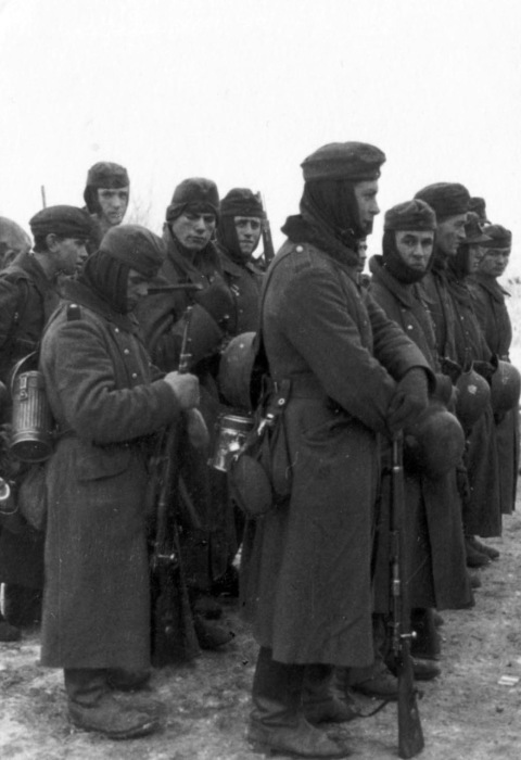 Немецкие солдаты переживающие холодную зиму. Битва за Москву, 1941 год.  
