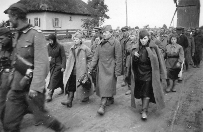 Колонна русских военнопленных включая женщин. Украина, 1941 год.  