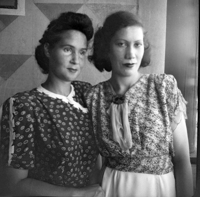 Подруги, учащиеся в гурьевском нефтяном техникуме. Казахстан, Гурьев, 1950 год.
